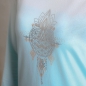 Preview: The Spirit of OM Langarm-Shirt Shakti. Farbe: blue-breeze/weiß. Edelstein: Rosenquarz. Ökologische digitale Färbung ohne Wasserverbrauch. Nachhaltig, Ökologisch, Fair. Dieses lockere Langarmshirt sorgt für ein super kuscheliges Feeling auf der Haut, hat