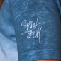 Preview: The Spirit of OM Herren  T-Shirt ‚Flow‘ Farbe: oceanblau/weiß mit Turmalin. Es ist aus weichem, natürlich atmungsaktivem Baumwollstoff hergestellt. Effektvolle Tauchbatik auf Flammgarn.
