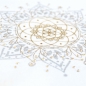 Preview: The Spirit of OM Shirt  'Flower of Harmony' Farbe: weiß​ mit mikrofeinem Rosenquarz in der Druckfarbe.  Aus 100% Bio-Baumwolle. Dieses bequeme T-Shirt mit abgerundetem V-Ausschnitt besitzt einen schönen ‚Flower of Harmony’-Print aus silber/gold und Kris