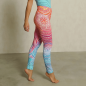 Preview: The Spirit of OM Yoga-Leggings lang, Farbe pink-mango-blue. Aus Bio-Baumwolle. Wunderschön, schmeichelhaft und gemütlich - wir sind uns sicher, diese Yogahose wird Dein neuer Workout-Favorit. Mit Rosenquarz in der Druckfarbe. Bio-Energetische  Kleidung un