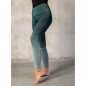 Preview: The Spirit of OM Yoga-Leggings lang, green/smaragd. Aus Bio-Baumwolle.Wunderschön, schmeichelhaft und gemütlich - wir sind uns sicher, diese Yogahose wird Dein neuer Workout-Favorit. Mit Rosenquarz in der Druckfarbe. Bio-Energetische  Kleidung und Naturte