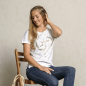 Preview: 'The Spirit of OM' Shirt OM Time. Farbe: weiß/gold​ mit mikrofeinem Rosenquarz in der Druckfarbe.  Aus 100% Bio-Baumwolle Bio-Baumwolle. Ein passendes Shirt als Yogaoutfit oder in der Freizeit zur Jeans.