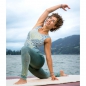 Preview: The Spirit of OM Yoga-Leggings lang, green/smaragd. Aus Bio-Baumwolle.Wunderschön, schmeichelhaft und gemütlich - wir sind uns sicher, diese Yogahose wird Dein neuer Workout-Favorit. Mit Rosenquarz in der Druckfarbe. Bio-Energetische  Kleidung und Naturte