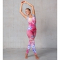 Preview: 'The Spirit of OM' Yoga-Top Bravery.  Farbe: pink/bunt mit mikrofeinem Rosenquarz in der Druckfarbe. Das Bambus-Material sorgt für einen angenehm leichten und trockenen Tragekomfort. Mit eingearbeitetem Bustierteil. Bio-energetische Kleidung und Naturtext