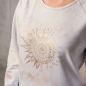 Preview: The Spirit of OM Shirt OM Mani  Farbe: natur-sand-gold​ mit mikrofeinem Rosenquarz in der Druckfarbe. Aus 100% Bio-Baumwolle. Lockere Passform, Raglan-Schnitt.