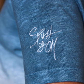 The Spirit of OM Herren  T-Shirt ‚Flow‘ Farbe: oceanblau/weiß mit Turmalin. Es ist aus weichem, natürlich atmungsaktivem Baumwollstoff hergestellt. Effektvolle Tauchbatik auf Flammgarn.