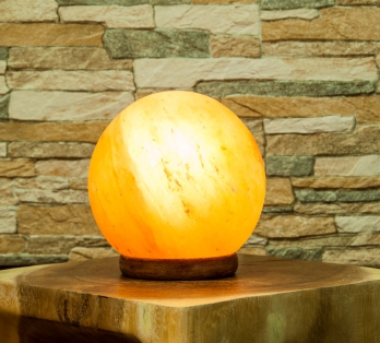 Salz-Kugel Lampe mit Holzsockel, 3 kg