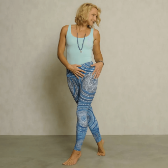 The Spirit of OM Yoga-Leggings lang, Farbe indigo-blau. Aus Bio-Baumwolle. Wunderschön, schmeichelhaft und gemütlich - wir sind uns sicher, diese Yogahose wird Dein neuer Workout-Favorit. Mit Rosenquarz in der Druckfarbe. Bio-Energetische  Kleidung und Na