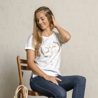 'The Spirit of OM' Shirt OM Time. Farbe: weiß/gold​ mit mikrofeinem Rosenquarz in der Druckfarbe.  Aus 100% Bio-Baumwolle Bio-Baumwolle. Ein passendes Shirt als Yogaoutfit oder in der Freizeit zur Jeans.