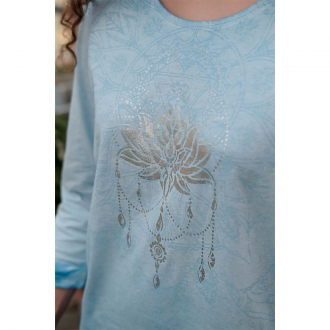 The Spirit of OM' Shirt Peaceful Lotus, 3/4-Arm mit Spitze . Farbe: sky-blue. Edelstein: Rosmarin. 100% Bio-Baumwolle. Nachhaltig, Ökologisch, Fair.