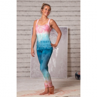 The Spirit of OM Yoga-Top Mandala indigo/peach. Farbe: indigo/peach​ mit mikrofeinem Rosenquarz in der Druckfarbe. Temperaturausgleichende, atmungsaktive Bambus-Viskosefaser. Der liebevoll gefertigte Schnitt sorgt für besonders viel Bewegungsfreiheit (e