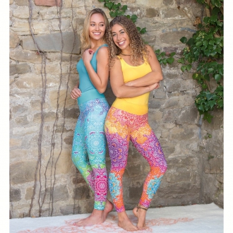 The Spirit of OM Yoga Legging rainbow aus Bio-Baumwolle mit traumhaftem Print und elektrisierenden Farben. Breiter Taillienbund für einen optimalen Halt. Mit Edelstein in der Druckfarbe. Bio-Energetische  Kleidung und Naturtextilien. Ökologisch, ganzheitl