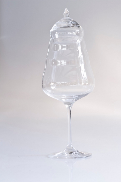 Whiskey-Tasting Set - sehr edel. Durch die sanfte wellige Linienführung des Designs wird das Glas zu einem außergewöhnlichen Originalstück. Das Set besteht aus einem Rotweinglas Calix und einem gläsernen Duftstöpsel, perfekt für Ihr Whiskey-Tasting.