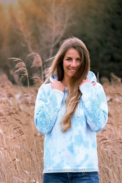 The Spirit of OM Hoodie aus 100 % Bio-Baumwolle. Farbe: wolkenblau.  Ökologisch - ganzheitlich - energetisch - fair.