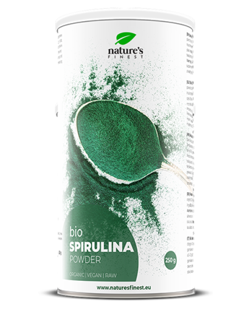 Bio Spirulina-Pulver. Gezüchtet in geschlossenen Becken, getrocknet durch Sprühtrocknung. Reich an Chlorophyll, Proteinen und Aminosäuren.