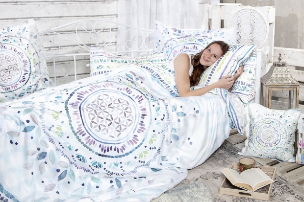 "The Spirit of OM" Bio-energetische Bettwäsche mit Rosenquarz. Design: Nature Dream. Farbe: weiß/opal. 100% Bio Baumwolle, Färbung und Herstellung nach zertifizierten ökologischen Richtlinien nach GOTS. Liebevoll und harmonisch wirken die handgemalten, vo