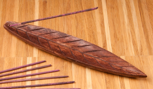 Räucherstäbchen-Halter aus Holz " brown Leaf "