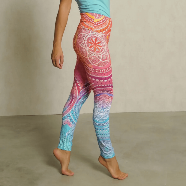 The Spirit of OM Yoga-Leggings lang, Farbe pink-mango-blue. Aus Bio-Baumwolle. Wunderschön, schmeichelhaft und gemütlich - wir sind uns sicher, diese Yogahose wird Dein neuer Workout-Favorit. Mit Rosenquarz in der Druckfarbe. Bio-Energetische  Kleidung un