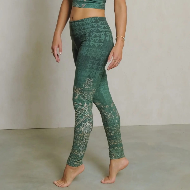 The Spirit of OM Yoga-Leggings Buddhi, smaragd. Aus Bio-Baumwolle. Anliegende Passform, langes Bein,  Hoher Bund, kleine Tasche im Bund. Mit Rosenquarz in der Druckfarbe.