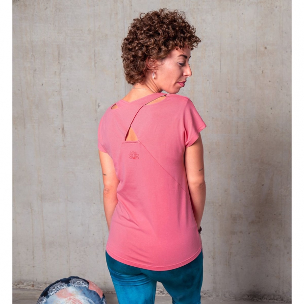 The Spirit of OM Shirt Triangle. Farbe: peach​ mit mikrofeinem Rosenquarz in der Druckfarbe. Aus Bio-Baumwolle u. Bambus Zellstoff. Locker fallender Schnitt, dehnbares Material, fließender weicher Stoff.