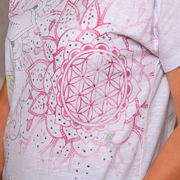 The Spirit of OM' T-Shirt Fancy. Farbe: weiß/bunt. Edelstein: Rosenquarz. 100% Baumwolle (Bio-kbA). Nachhaltig, Ökologisch, Fair.