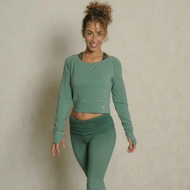 The Spirit of OM Longsleeve Crop Top aus supersoftem Bambus-Material gefertigt . Farbe: green mit mikrofeinem Rosenquarz in der Druckfarbe.