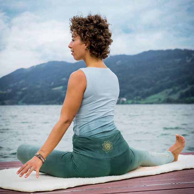 The Spirit of OM Yoga-Leggings lang, green/smaragd. Aus Bio-Baumwolle.Wunderschön, schmeichelhaft und gemütlich - wir sind uns sicher, diese Yogahose wird Dein neuer Workout-Favorit. Mit Rosenquarz in der Druckfarbe. Bio-Energetische  Kleidung und Naturte