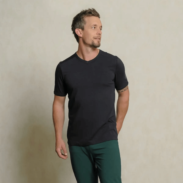 The Spirit of OM Herren T-Shirt Bambus, Farbe: schwarz mit mikrofeinem Turmalin. - Regular fit - angenehm weicher Stoff - dehnbares Material - dezenter Innendruck mit Blume des Lebens - leichter V-Ausschnitt.