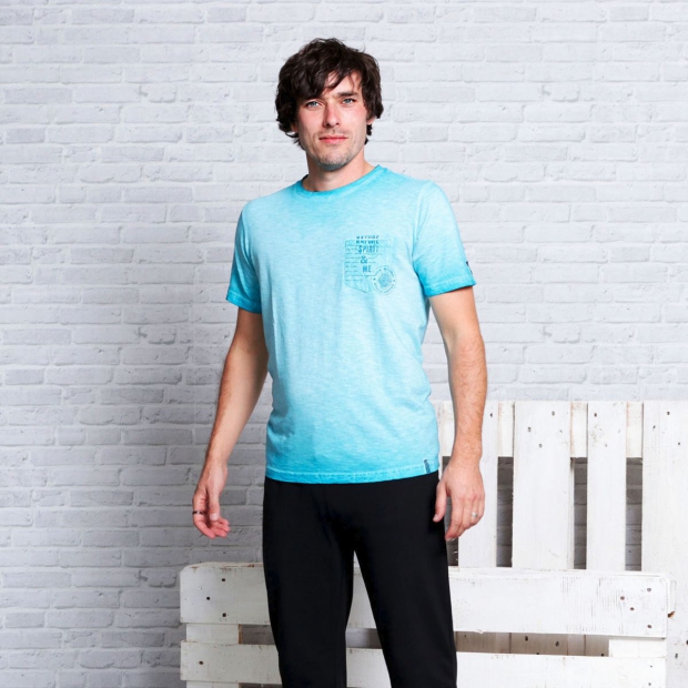 The Spirit of OM Herren T-Shirt ‚Nature Spirit‘, Farbe: türkisblau mit mikrofeinem Turmalin. Es ist aus weichem, natürlich atmungsaktivem Bio-Baumwollstoff mit Flammeneffekt.
